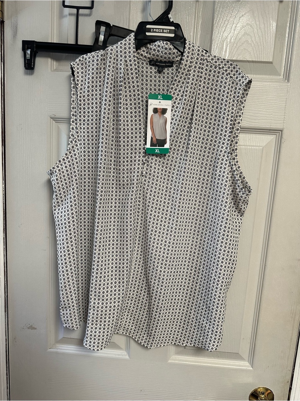 Adrianna Papell Sleeveless Geometric Print Blouse - White/Black